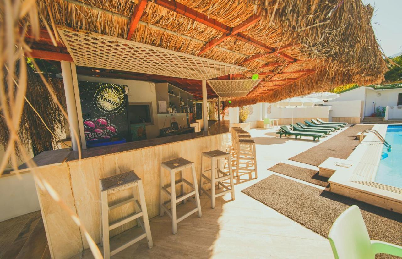 Hotel Pine Bay Club & Cakistes Breakfast Restaurant Next To Popular Kervansaray Beach (Adults Only) ไคริเนีย ภายนอก รูปภาพ