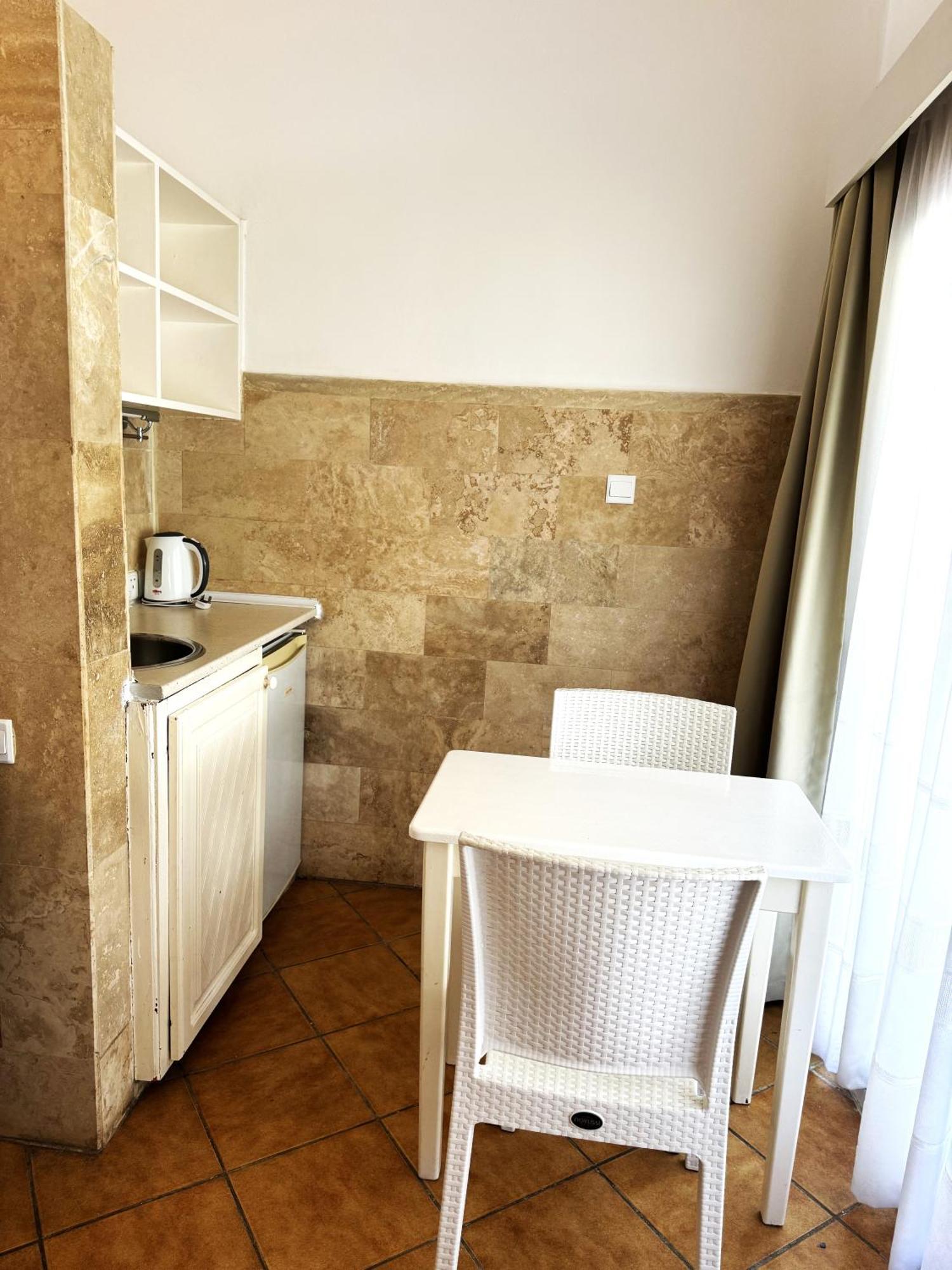 Hotel Pine Bay Club (Adults Only) Karavas  ห้อง รูปภาพ